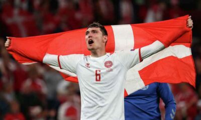 Игрок сборной Дании с флагом Дании