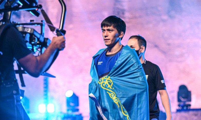 Казахстанский боец из UFC с флагом Казахстана