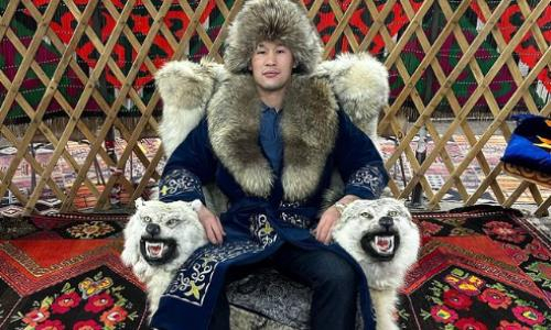 Шавкат Рахмонов сидит на шкуре волка
